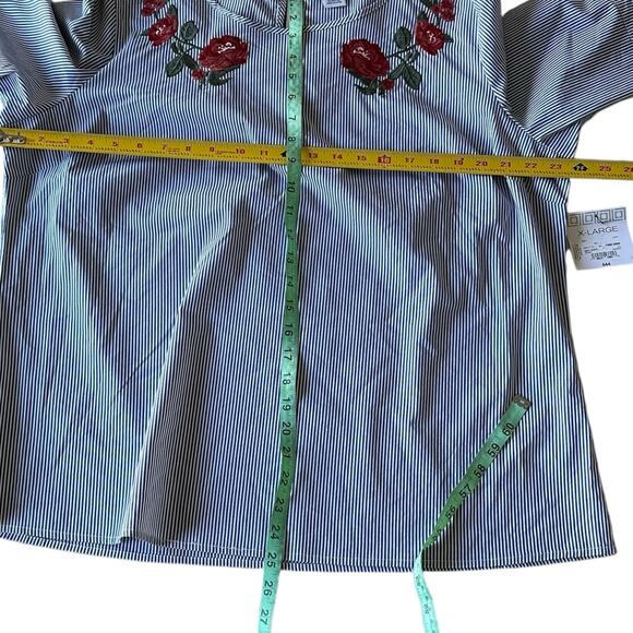 NWT!! Liz Claiborne Floral Embroidery Loose Fitting Blouse - Picture 2 of 8